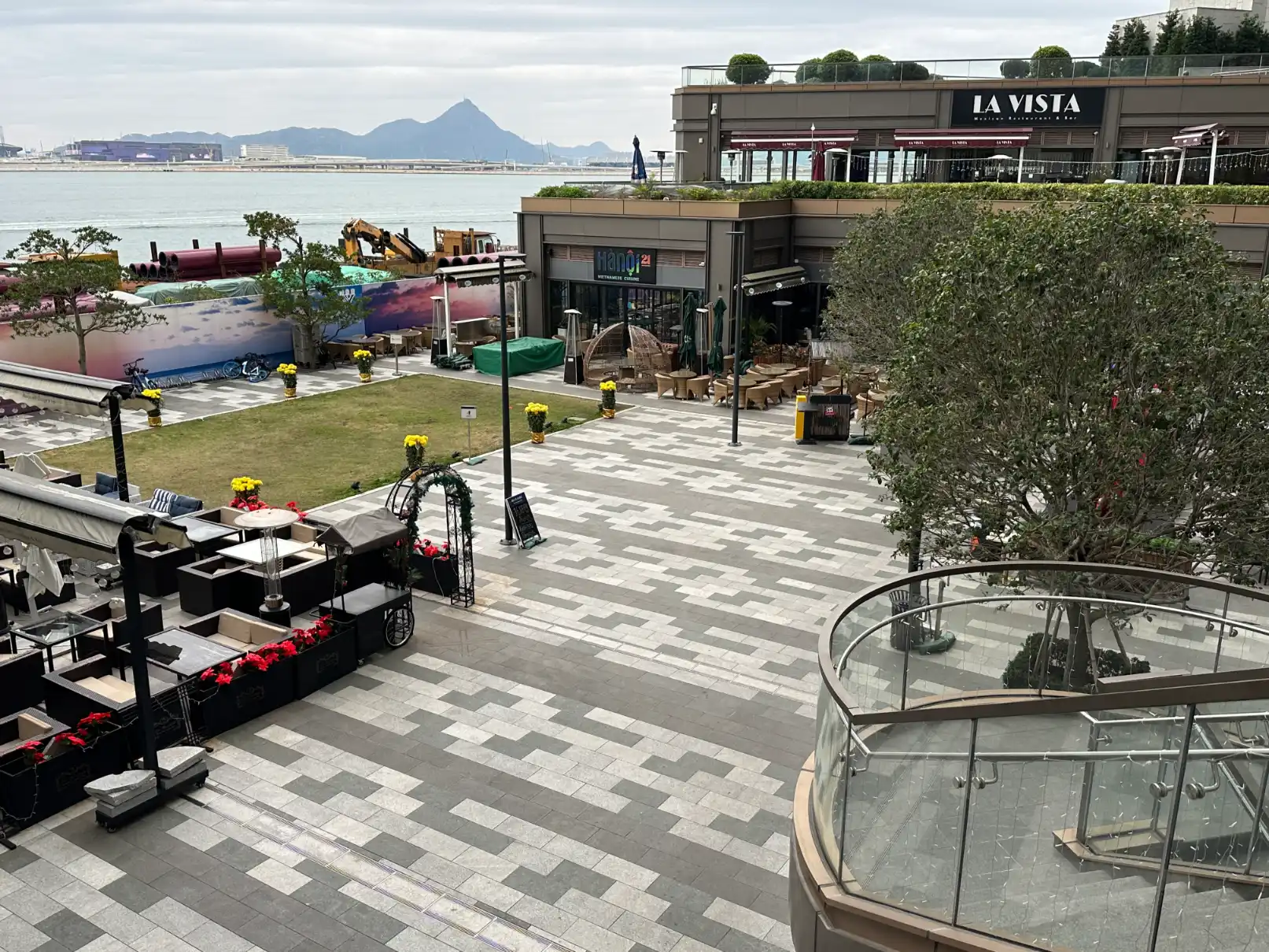 Back courtyard - Four Points Sheraton Hong Kong Tung Chung Hotel - Kenneth Holland