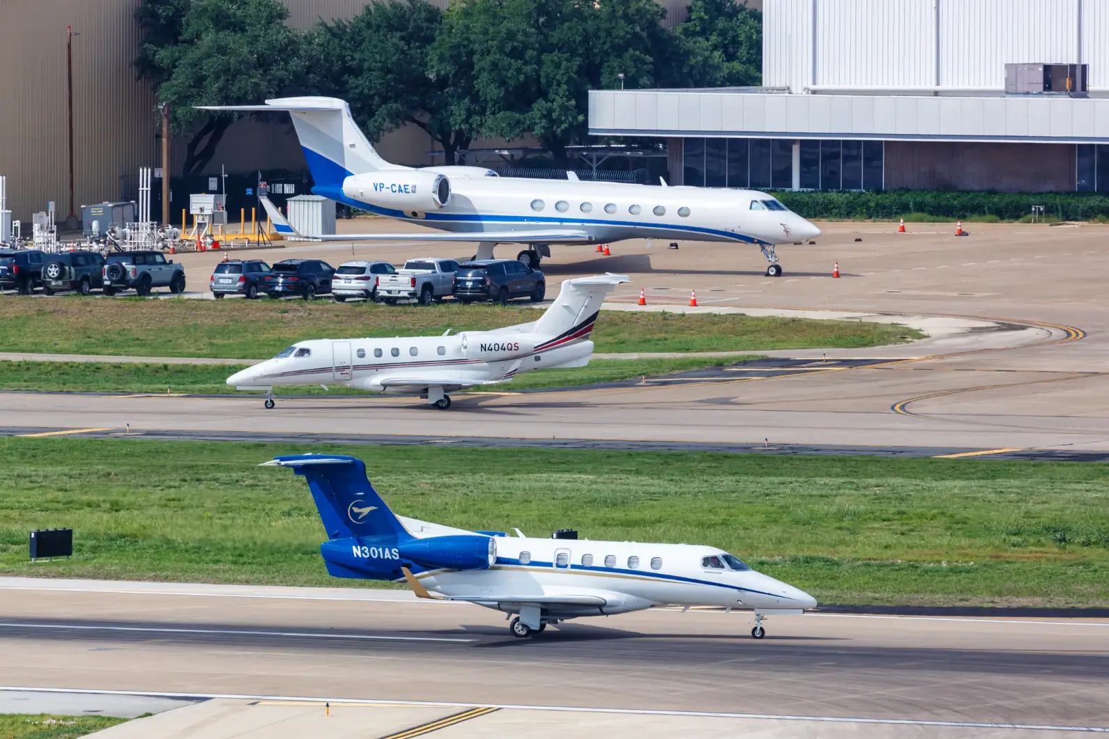 Embraer Phenom 300 and Gulfstream G550 private jets at Dallas Love Field